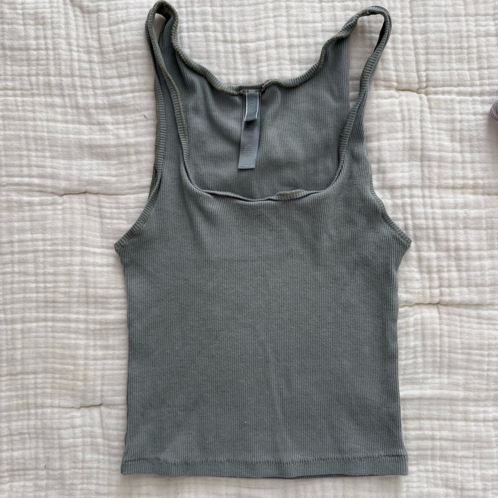 Skims tank ribbed
